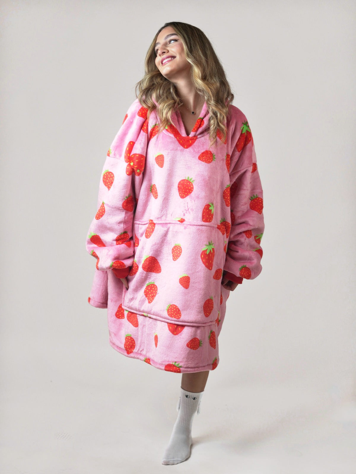 Strawberry 🍓 – Oversized Hoodie Blanket