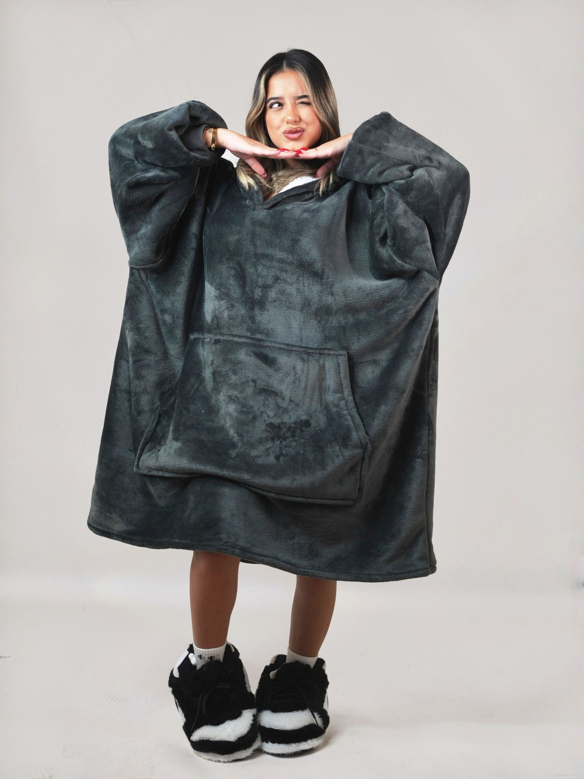 Cozy Black 🏴☠️ – Oversized Hoodie Blanket