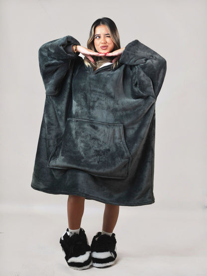 Cozy Black 🏴☠️ – Oversized Hoodie Blanket