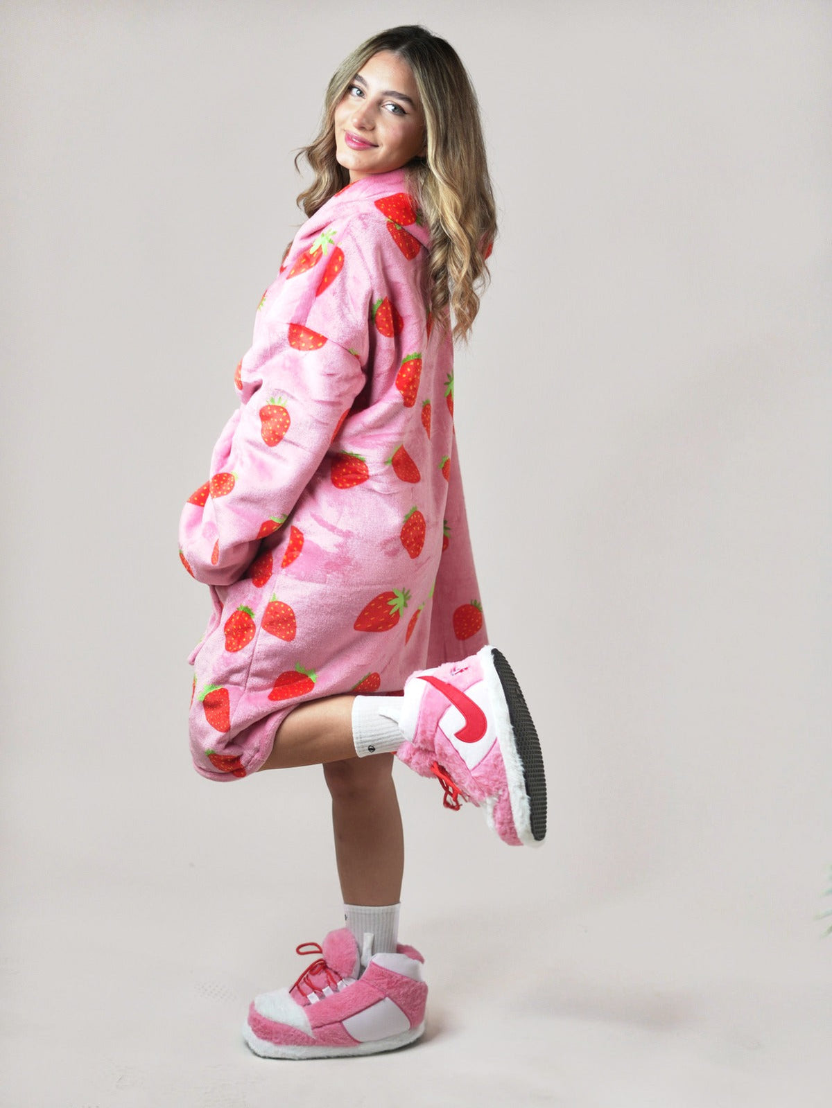 Strawberry 🍓 – Oversized Hoodie Blanket