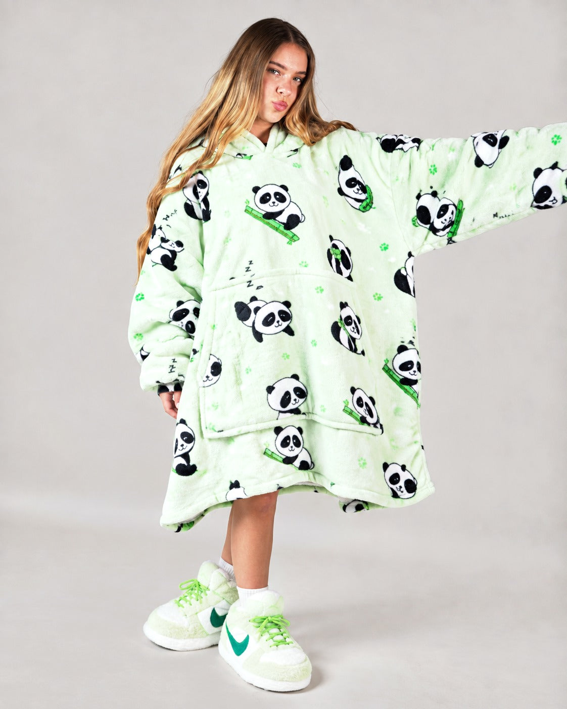 Panda 🐼 – Oversized Hoodie Blanket