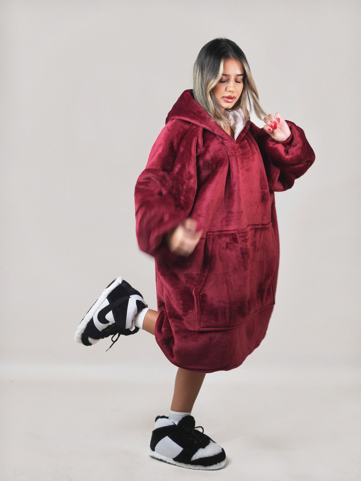 Cozy Wine 🍷 – Oversized Hoodie Blanket