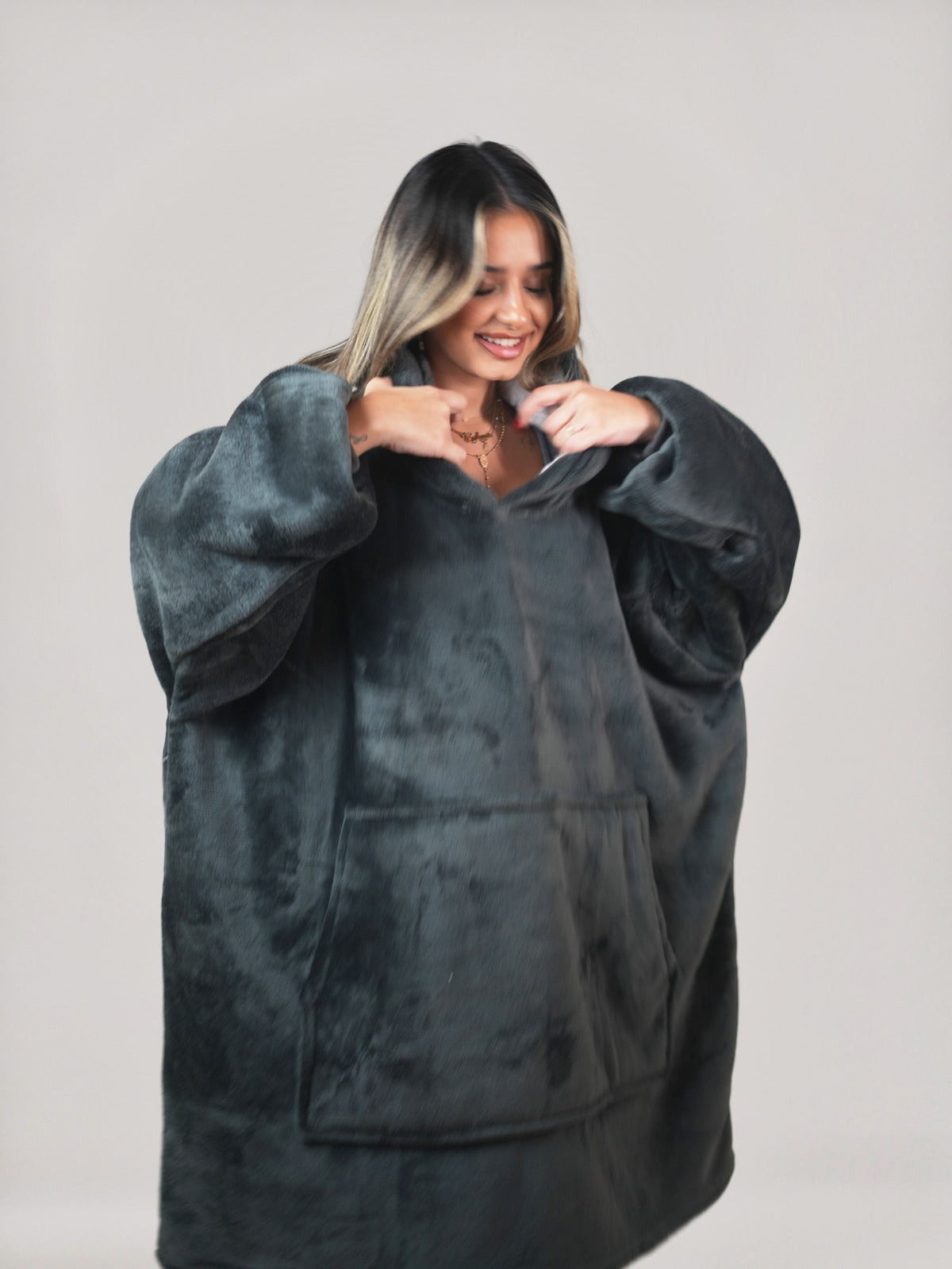 Cozy Black 🏴☠️ – Oversized Hoodie Blanket