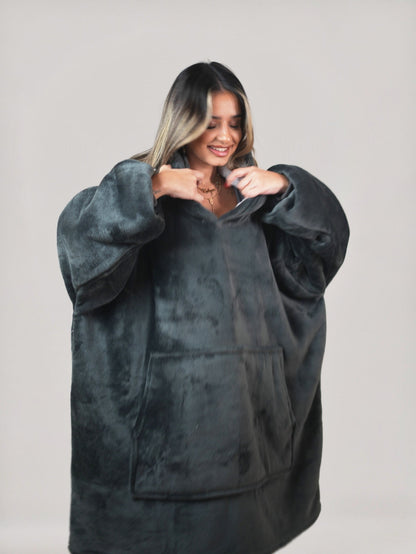 Cozy Black 🏴☠️ – Oversized Hoodie Blanket