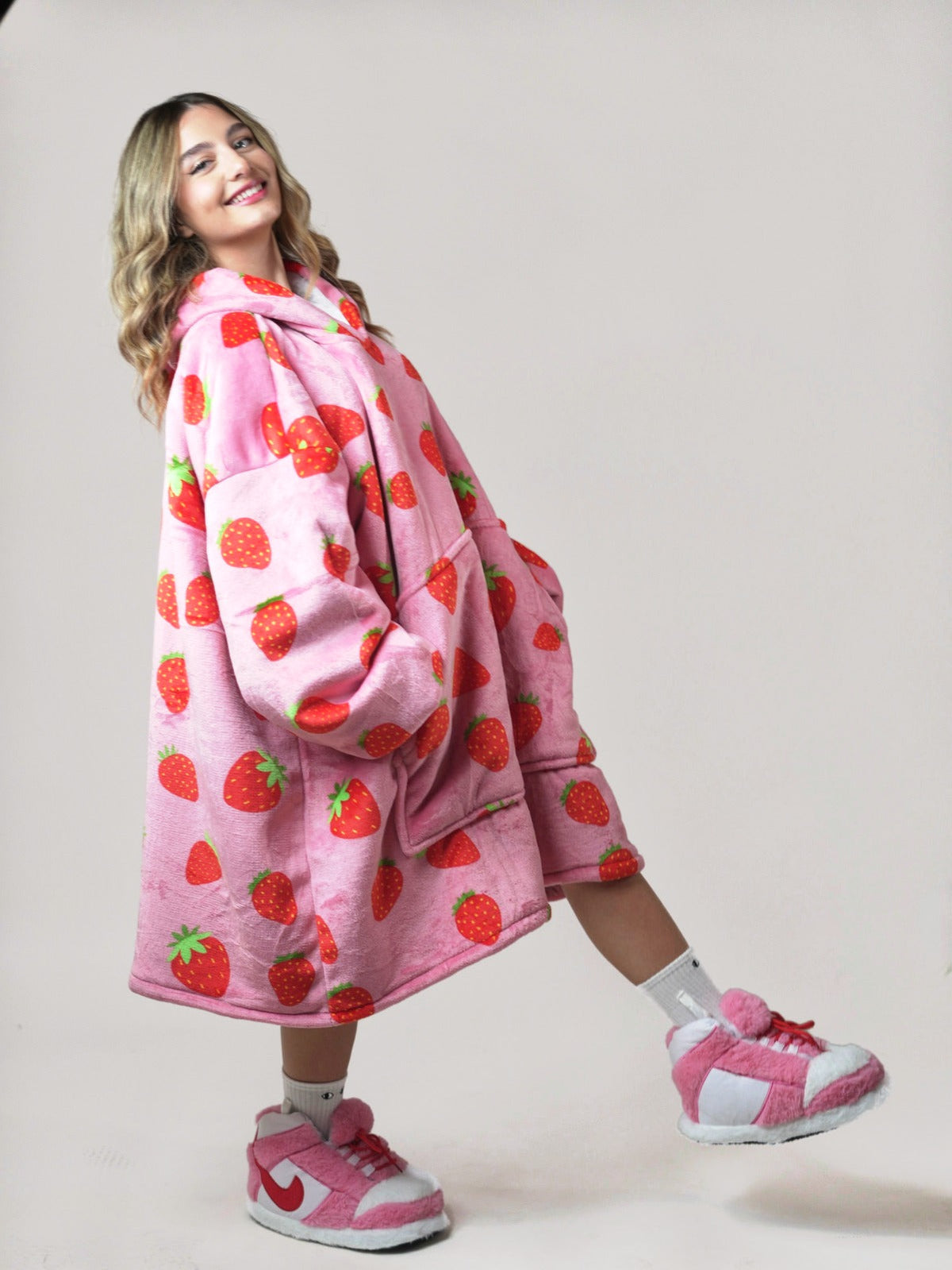 Strawberry 🍓 – Oversized Hoodie Blanket