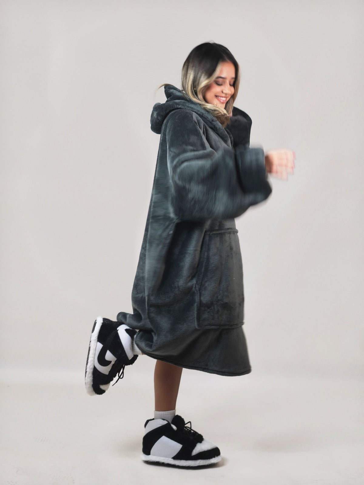 Cozy Black 🏴☠️ – Oversized Hoodie Blanket