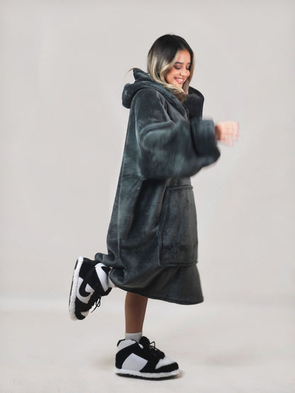 Cozy Black 🏴☠️ – Oversized Hoodie Blanket