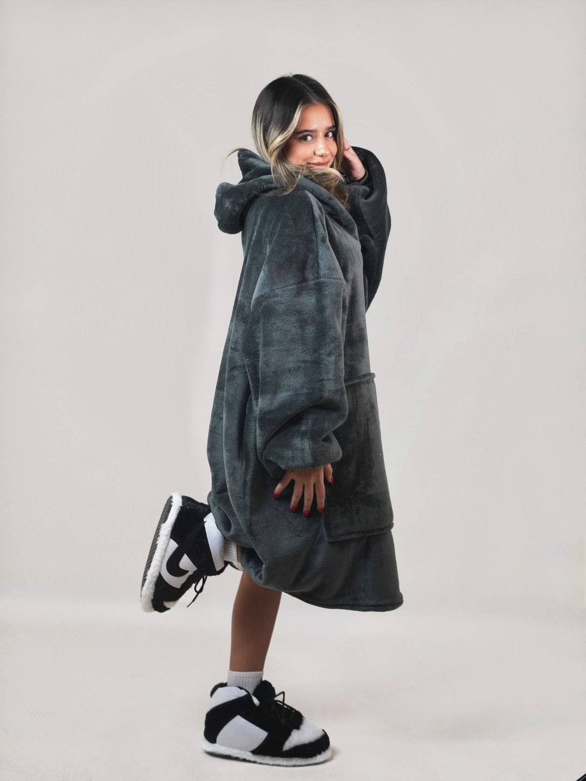 Cozy Black 🏴☠️ – Oversized Hoodie Blanket